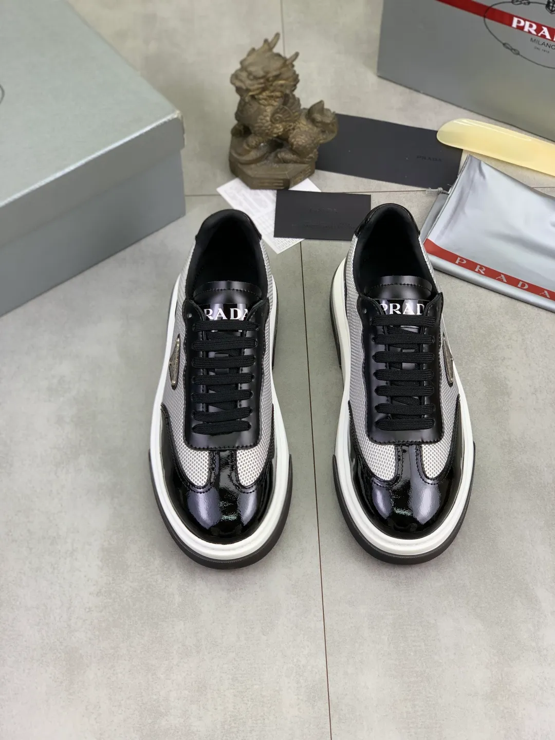 Men's Men's Shoes 💰P600 💰【New Style】 The latest model of high-quality PRADA classic men's shoes has been launched on the official website at 1:1, synchronized in Hong Kong, and on the same catwalk; all made of calfskin➕imported cowhide lining, 🍡🍡original rubber outsole, non-slip and wear-resistant; comfortable on the feet, attractive style, fine workmanship, and simple and neat shoe lasts, showing the courage and toughness of men, 👍Size: 39-44 (45 can be customized) black White color🉑️choose